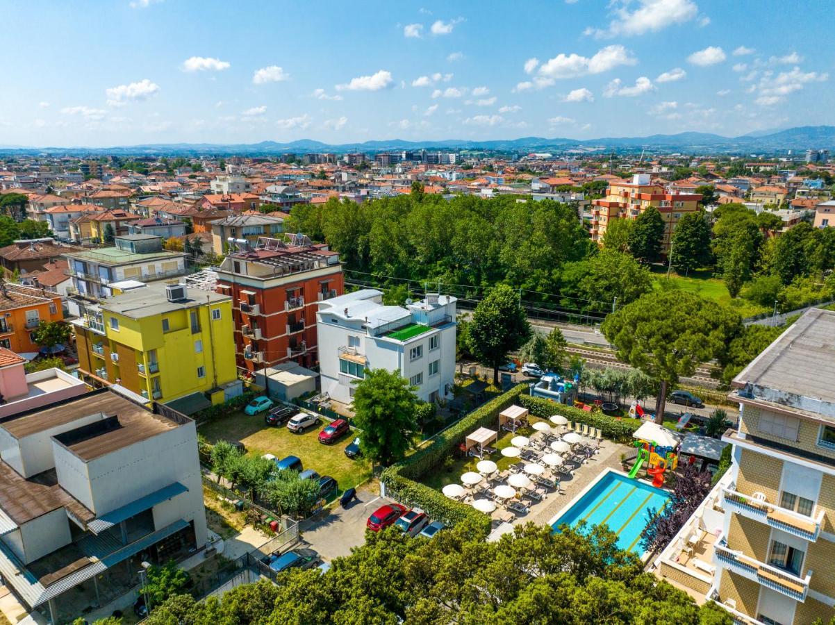 Lotus Hotel All Inclusive & Spiaggia リミニ エクステリア 写真