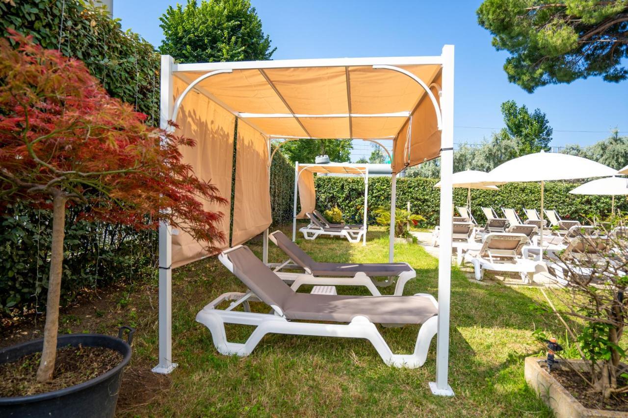 Lotus Hotel All Inclusive & Spiaggia リミニ エクステリア 写真