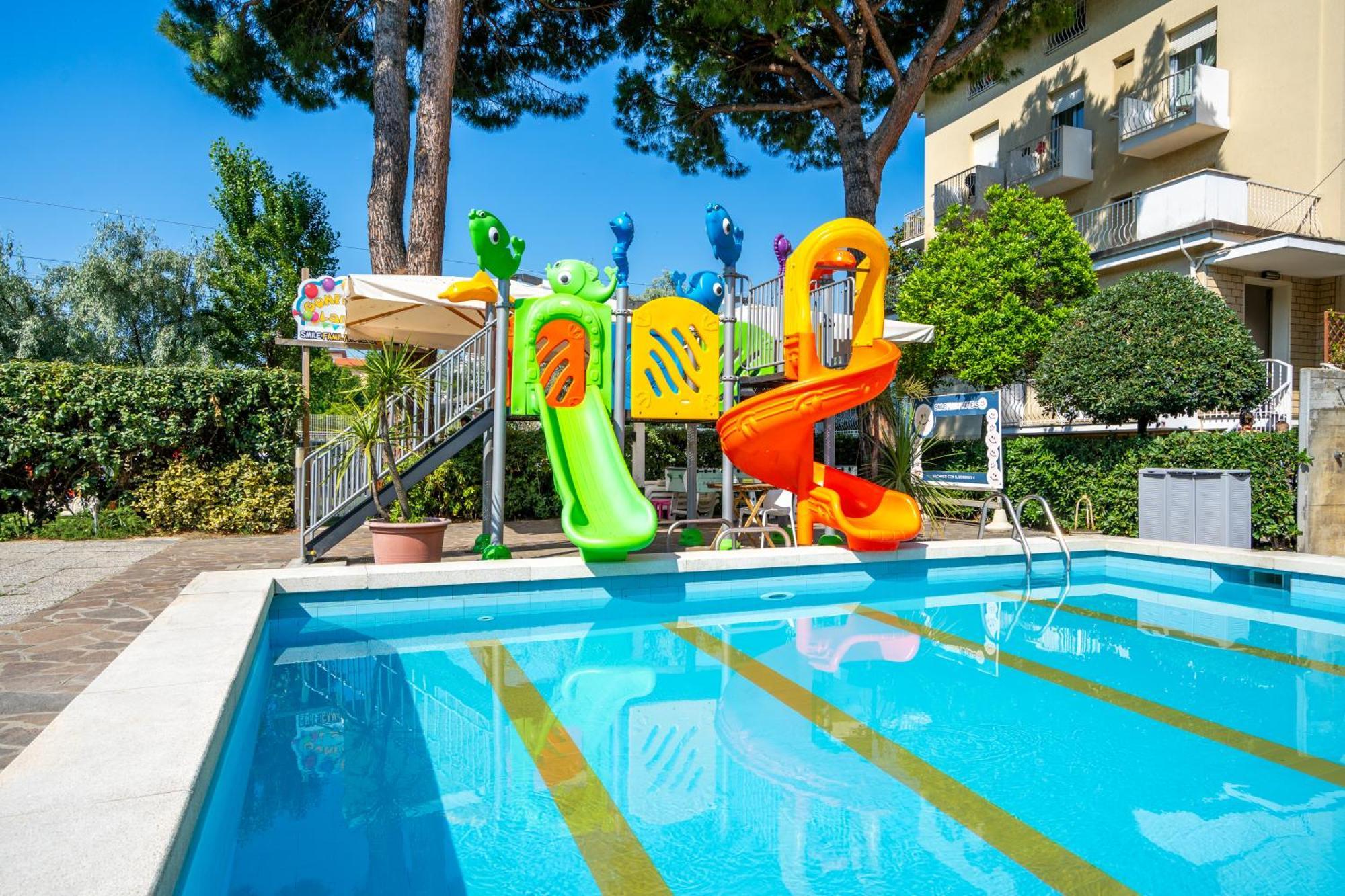 Lotus Hotel All Inclusive & Spiaggia リミニ エクステリア 写真