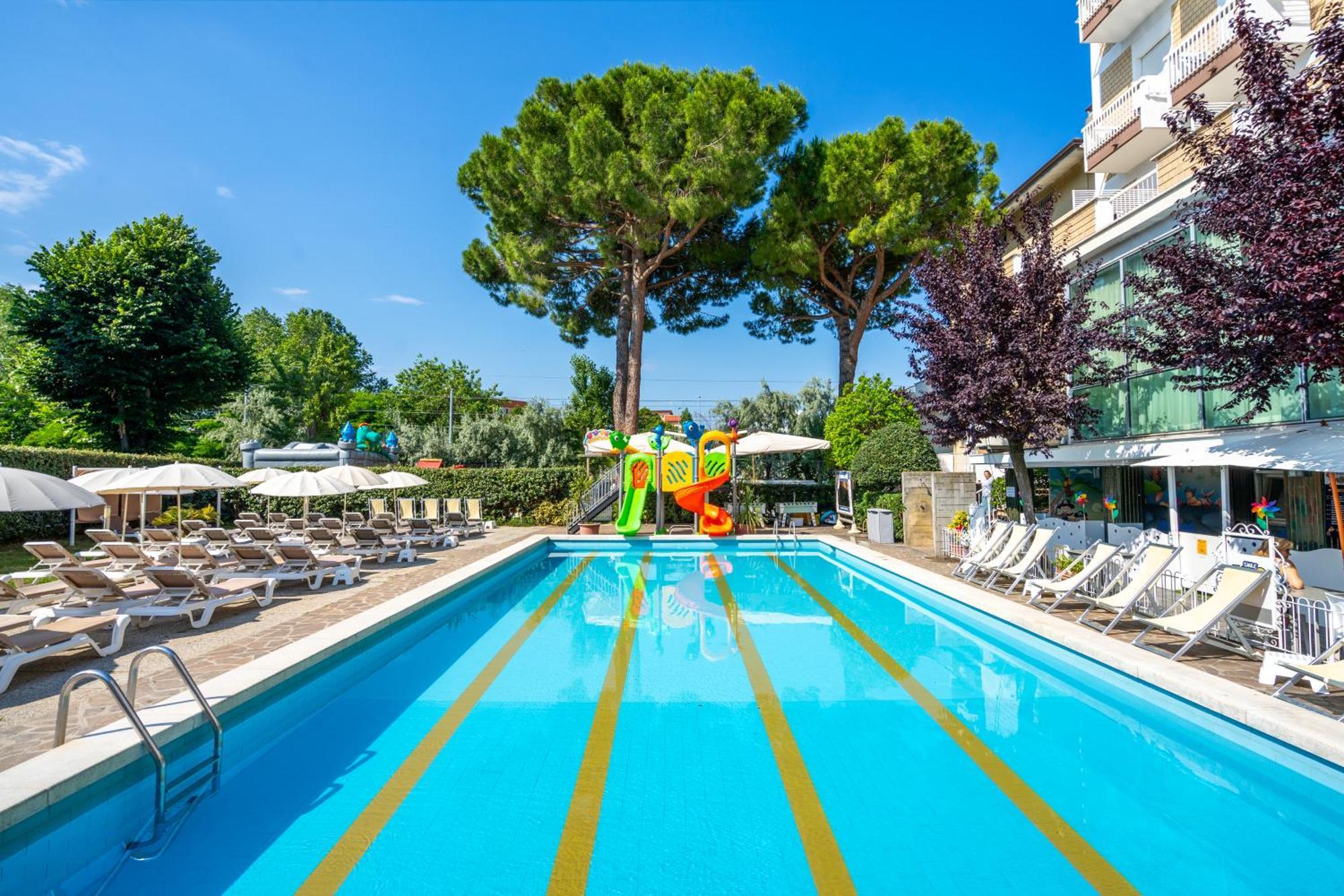 Lotus Hotel All Inclusive & Spiaggia リミニ エクステリア 写真