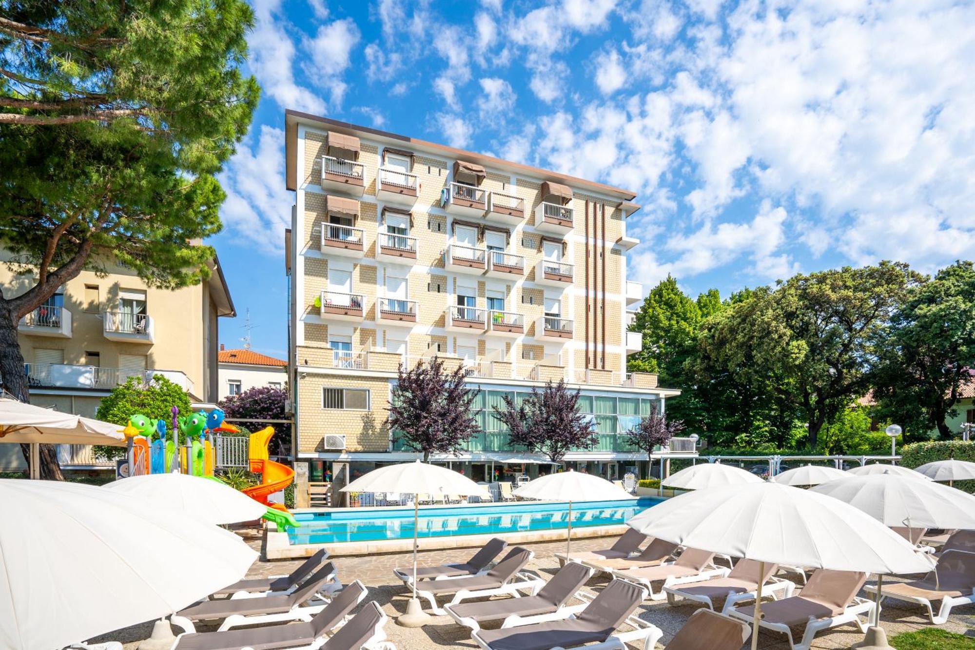 Lotus Hotel All Inclusive & Spiaggia リミニ エクステリア 写真