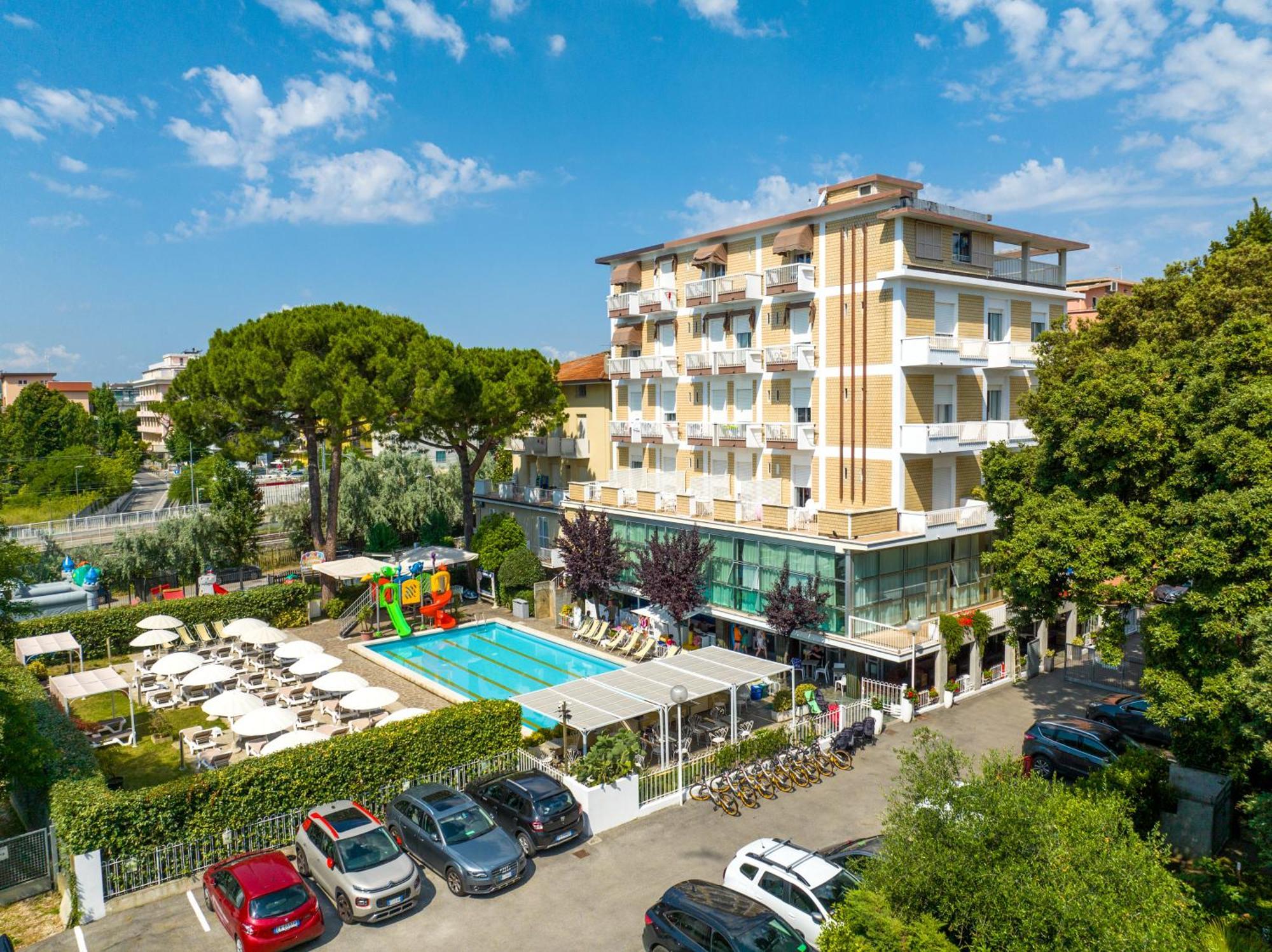 Lotus Hotel All Inclusive & Spiaggia リミニ エクステリア 写真